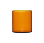 כוס זכוכית אמבר יוקרתית לאירוח על רקע לבן נקי.