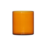 כוס זכוכית אמבר יוקרתית לאירוח על רקע לבן נקי.