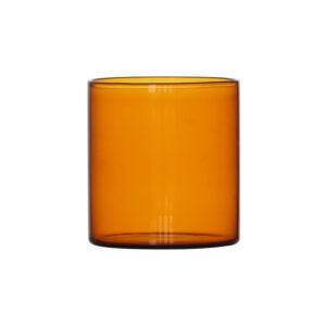 כוס זכוכית אמבר יוקרתית לאירוח על רקע לבן נקי.