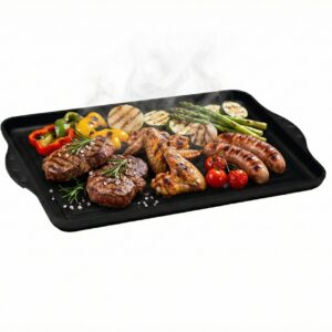 פלנצ'ת פסים Swiss Diamond על רקע לבן, עמוסה בנתחי בשר צלויים וירקות קלויים