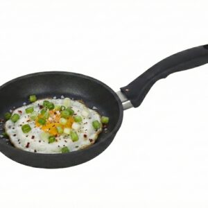 מחבת סוויס דיאמונד שחורה על רקע לבן, ובתוכה ביצת עין מתובלת במלח גס, פלפל, שבבי צ'ילי ובצל ירוק.