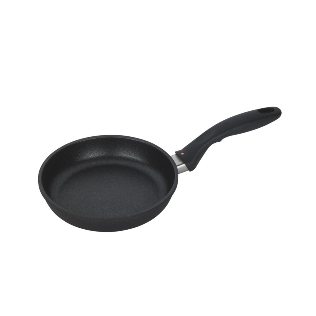 מחבת נון-סטיק עם ציפוי יהלום ריקה בצבע שחור מבית Swiss Diamond, מוצגת בצילום מוצר נקי על רקע לבן. מבט עילי על מחבת טיגון שחורה ועגולה של סוויס דיאמונד עם ידית אחיזה, המונחת על רקע לבן אחיד.