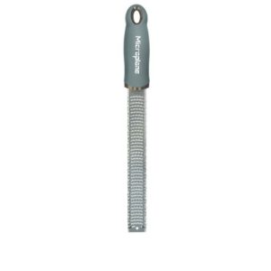 Microplane Premium Classic Zester, כלי בישול אייקוני בגוון אפור מודרני.
