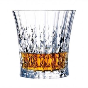 כוס וויסקי Lady Diamond L9747 עם משקה בצבע ענברי וקוביות קרח גדולות.