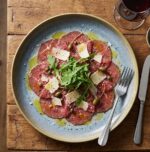 שילוב מושלם של קולינריה ואמנות: קרפצ'יו רענן על צלחת Life Concept מעוצבת.