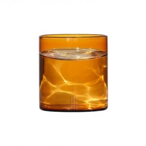 השתקפות של מים בכוס זכוכית צבעונית עמידה למדיח.