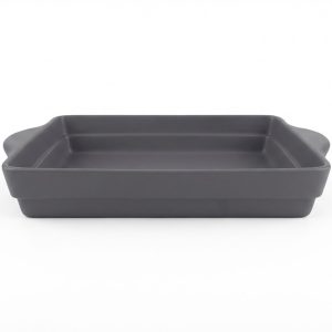 מבט מהצד על תבנית פורצלן יוקרתית של RAK בצבע ייחודי וגימור מט.