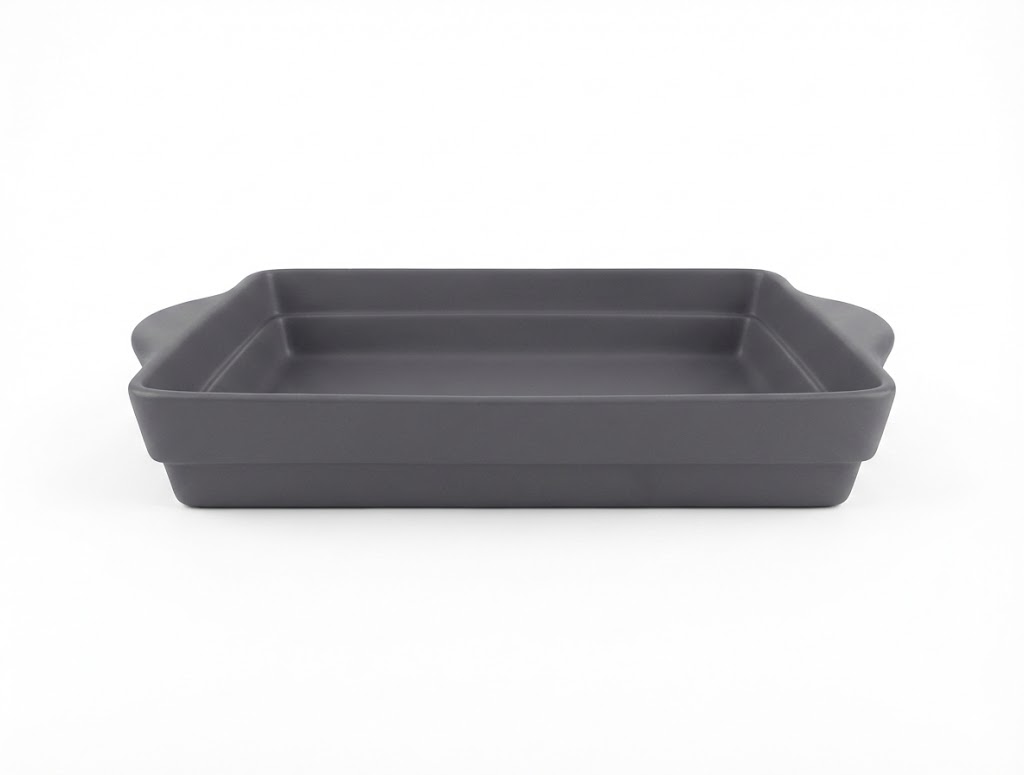 תמונת מוצר נקייה: תבנית אפייה מלבנית 38 ס"מ מבית מותג היוקרה RAK. מבט מהצד על תבנית פורצלן יוקרתית של RAK בצבע ייחודי וגימור מט.