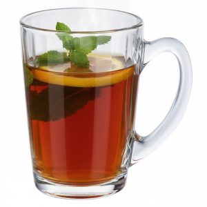 כוס ארקורוק פיטנס עם תה חם, עלי נענע ופרוסת לימון.