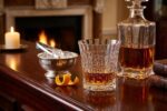 רגע של נחת: כוס קריסטל ליידי דיימונד L9747 עם וויסקי ליד אח מבוערת.
