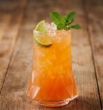 חוויית אירוח יוקרתית עם כוסות הקוקטייל של Libbey במראה יהלום נוצץ.