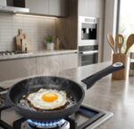 הכנת ביצת עין מושלמת ללא שמן על מחבת AMT Gastroguss עם ציפוי נון-סטיק מתקדם.