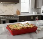 תבנית Chef's Fusion בשימוש: לזניה זהובה עם גבינה מותכת בכלי פורצלן מעוצב.