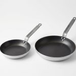 סט זוג מחבתות נון-סטיק de Buyer דגם CHOC בקוטר 24 ס"מ ו-28 ס"מ על רקע לבן.