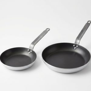 סט זוג מחבתות נון-סטיק de Buyer דגם CHOC בקוטר 24 ס"מ ו-28 ס"מ על רקע לבן.