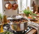 סיר Affinity 5.5 ליטר בשימוש על כיריים אינדוקציה במטבח מודרני.