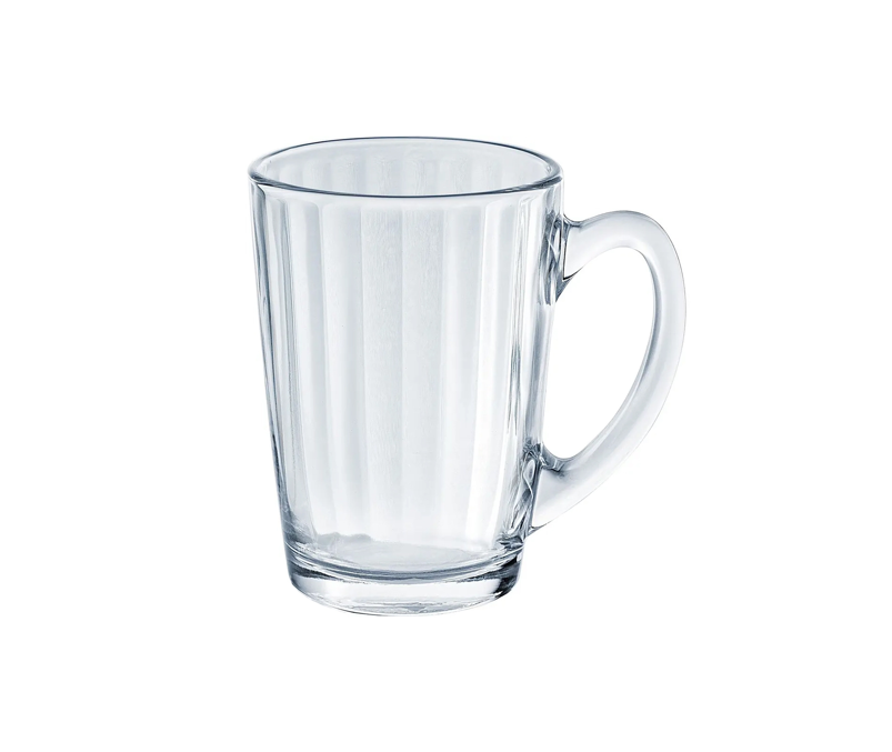 צילום מוצר נקי של כוס Arcoroc איכותית לשתייה חמה וקרה. מאג זכוכית שקופה מדגם Arcoroc Fitness בעיצוב פסים אנכיים.