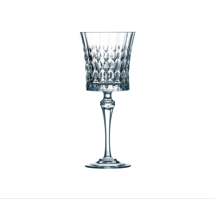 צילום סטודיו של כוס יין על רגל עם חיתוכי קריסטל קלאסיים l9744. מבט מקרוב על עיטורי היהלום של כוס יין Chef & Sommelier מקט l9744.