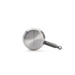 מחבת אישית איכותית 14 ס"מ דגם CHOC מבית de Buyer, פתרון מושלם לשקשוקה אישית, צילום על רקע לבן.