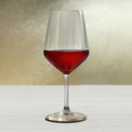 שולחן אוכל ערוך עם כוס יין אוניברסלית של Royal Leerdam לצד ארוחה חמה.