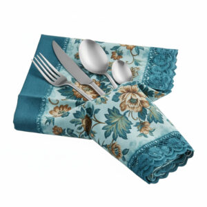 סט סכו"ם Salvinelli 250 Ice מונח בתוך מפית בד כפרית מעוטרת בפרחים בגווני טורקיז וחום.