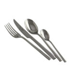 סט סכו"ם 24 חלקים Salvinelli דגם 250 בגימור מבריק ובעיצוב קלאסי מעוגל על רקע לבן.