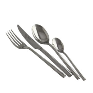 סט סכו"ם 24 חלקים Salvinelli דגם 250 בגימור מבריק ובעיצוב קלאסי מעוגל על רקע לבן.