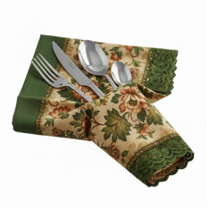 סט סכו"ם Salvinelli דגם 250 מונח בתוך מפית בד בסגנון כפרי עם עיטורי פרחים ותחרה ירוקה.