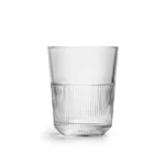 כוס נמוכה מעוצבת למים, וויסקי או קוקטיילים בעיצוב מודרני ונקי.