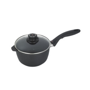 קלחת 18 ס"מ (2 ליטר) Swiss Diamond XD עם מכסה זכוכית וידית ארגונומית על רקע לבן.