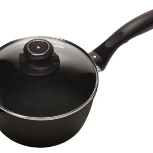 מבט עילי על קלחת 18 ס"מ Swiss Diamond – מכסה עם פתח אדים מתכוונן וידית אחיזה נוחה.