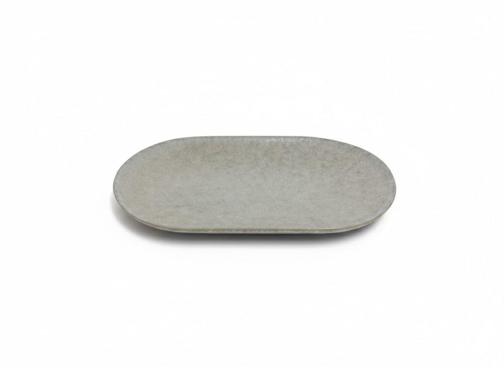 צלחת קרמיקה אובלית למתאבנים ומנות פתיחה בגוון ירוק-אזוב מצולמת על רקע לבן סטרילי. L9645-648U הנה הצעות לטקסט אלטרנטיבי (ALT Text) הממוקדות בקידום המוצר ובנגישות: 5 ALT לתמונת מוצר על רקע לבן פלטה אובלית קטנה למנות ראשונות מבית Life Concept בגוון ירקרק טבעי על רקע לבן נקי.