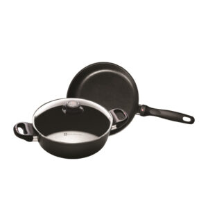 סט 24 ס"מ Swiss Diamond XD הכולל מחבת וסיר סוטאז' 3 ליטר עם מכסה זכוכית תואם.