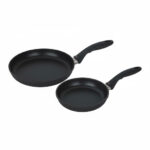 מבט מהצד על זוג מחבתות Swiss Diamond XD (20 ו-26 ס"מ) המציג את עומק הכלי, תואמות לכל סוגי הכיריים כולל אינדוקציה.