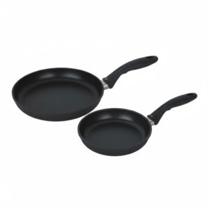 מבט מהצד על זוג מחבתות Swiss Diamond XD (20 ו-26 ס"מ) המדגיש את עומק הכלי ומבנה האלומיניום היצוק.