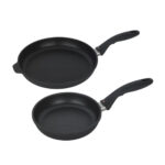 מבט מהצד על זוג מחבתות Swiss Diamond XD (24 ו-28 ס"מ) המדגיש את המבנה המקצועי והגוף היצוק.