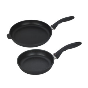 מבט מהצד על זוג מחבתות Swiss Diamond XD (24 ו-28 ס"מ) המדגיש את המבנה המקצועי והגוף היצוק.