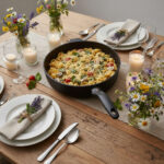 סיר סוטאז' Swiss Diamond XD בקוטר 28 ס"מ עם פסטה חמה מונח על שולחן אירוח חגיגי ומעוצב.