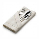 כו"ם סלווינלי Euro Forgiato עטוף במפית בד יוקרתית להגשה.