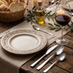 עריכת שולחן כפרית עם סכו"ם Euro Forgiato של סלווינלי, צלחת קרמיקה ויין.