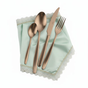 סט סכו"ם Salvinelli Fast Ice Copper מונח בתוך מפית בד בגוון ירוק מנטה עדין עם עיטורי תחרה.