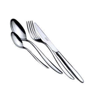 סט סכו"ם 24 חלקים דגם Fast מבית Salvinelli בגימור מבריק (Mirror Finish) על רקע לבן.