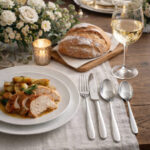 שולחן אירוח חגיגי ערוך עם מנת שף, יין לבן וסט סכו"ם יוקרתי דגם Fast של Salvinelli.