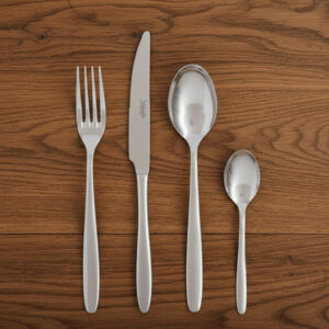 סט סכו"ם דגם Fast של סלווינלי מסודר על שולחן עץ טבעי למראה כפרי-יוקרתי.