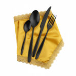 סט סכו"ם Salvinelli Fast Ice Black מונח בתוך מפית בד יוקרתית בגוון חרדל עם עיטורי תחרה מוזהבים.