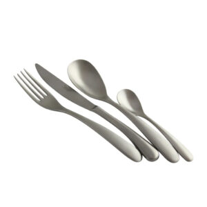 סט סכו"ם 24 חלקים Salvinelli דגם Forever Ice בגימור מט יוקרתי על רקע לבן.