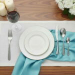 שולחן חג ערוך עם סכו"ם Salvinelli Forever Ice, צלחות פורצלן ועיצוב בגווני תכלת ולבן.