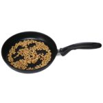 קליית צנוברים מושלמת במחבת קטנה Swiss Diamond 18 ס"מ בעלת פיזור חום אחיד