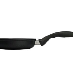 מבט צד של מחבת קטנה Swiss Diamond 18 ס"מ, המציג את הידית הארגונומית וגובה הדפנות.