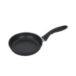 מחבת טיגון עגולה בקוטר 24 ס"מ של סוויס דיאמונד, עם ציפוי שחור וידית אחיזה, על רקע לבן נקי.